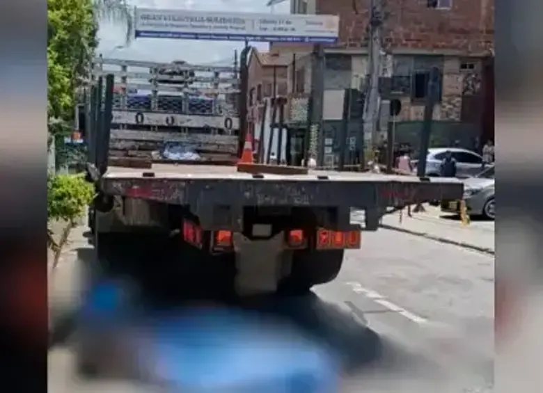 ¡Qué triste! Motociclista murió al chocar contra un planchón en Itagüí