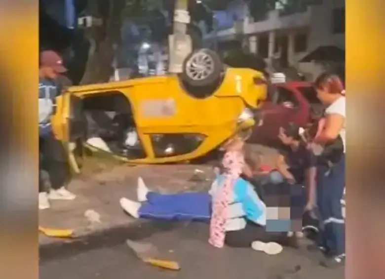 ¡Se salvaron! Un taxi se volcó con pasajeros a bordo en San Javier