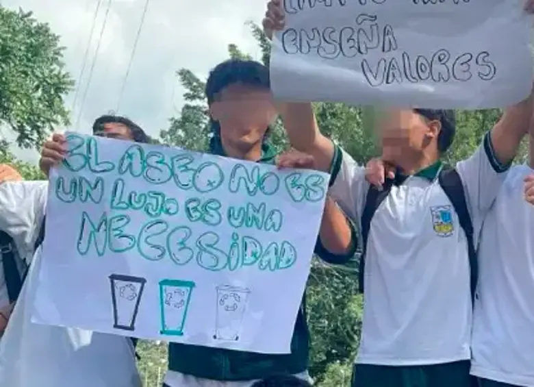 “No deberían ir a lavar baños”: padres sobre crisis en colegio de Copacabana