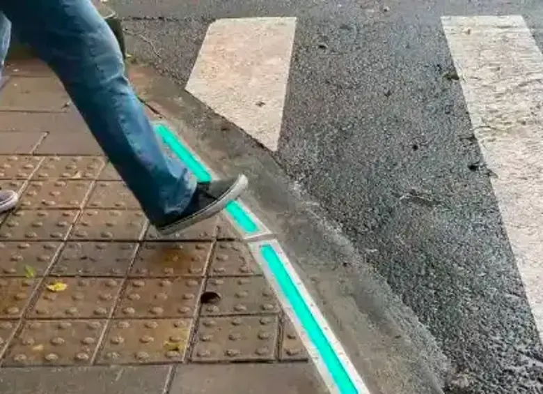 Instalaron semáforos de piso y gabinetes a prueba de robos en Medellín