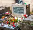 Esta es la tumba del cantante Jim Morrison, una de las más visitadas del cementerio Père-Lachaise. FOTO Getty