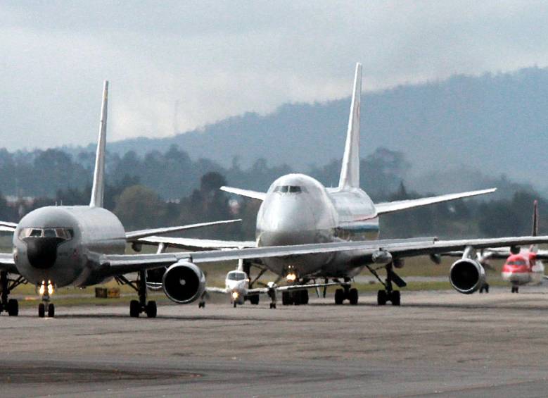 14 de Dic 2012 Bogotá Los recurrentes retrasos en la salida y llegada de vuelos en el aeropuerto El Dorado de Bogotá están lejos de tener una solución rápida y sencilla y menos en esta epoca del año donde hay mas personas para viajar. ( Fotos Colprensa-Raúl Palacios)