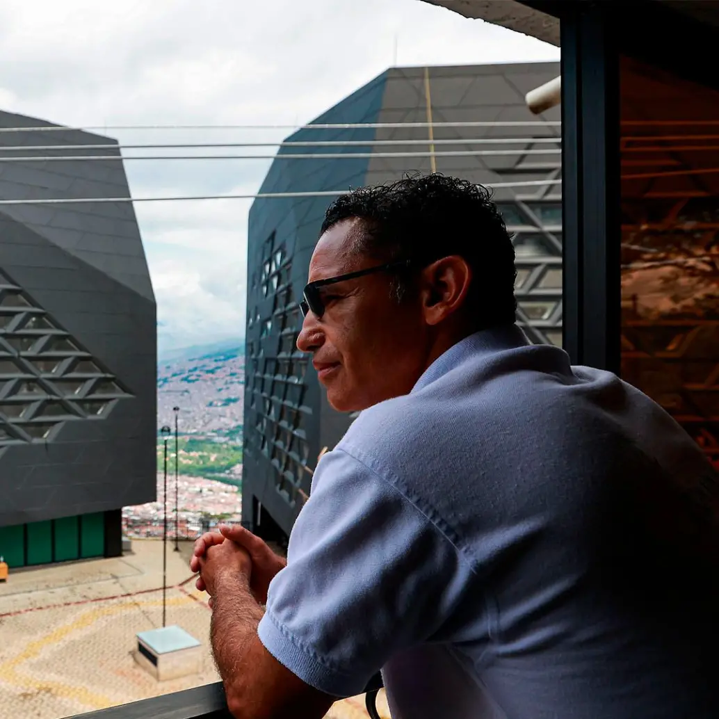 En el año 2006, la Alcadía de Medellín, bajo el liderazgo de Sergio Fajardo, se propuso la construcción de la Biblioteca España en el sector Santo Domingo Savio. Sin embargo, como consecuencia de una construcción deficiente, sumada a la falta de recursos para su mantenimiento, la biblioteca cerró por fallas estructurales. Actualmente, veedores ciudadanos, autoridades locales y la Contraloría General de la República trabajan en su recuperación, pronta a culminarse. Foto: El Colombiano.
