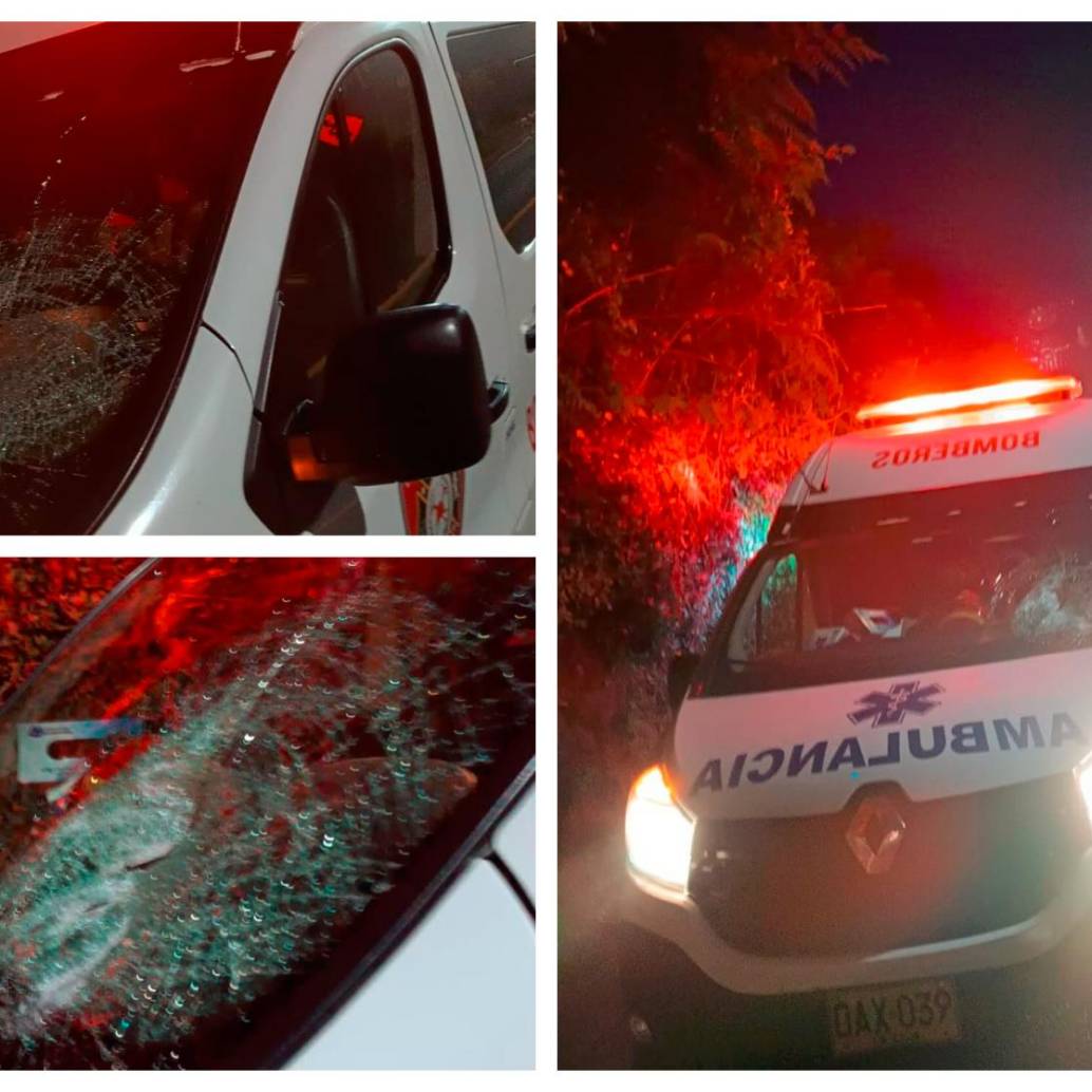 El joven le arrojó una piedra a la ambulancia, destruyendo el vidrio panorámico. <b>FOTOS CORTESÍA</b>