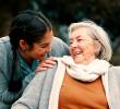La conversación, según expertos, ayuda a que la persona adulta mayor le dé sentido a su vida y se sienta incluida. Escuchar y ser escuchado puede hasta tener un efecto terapéutico. <b><span class=mln_uppercase_mln> </span></b>FOTO<b><span class=mln_uppercase_mln> GETTY</span></b>