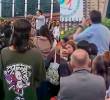 <p>Una secuencia de video muestra al sicario (camiseta verde) observando al senador Miguel Uribe, y acercándose para dispararle por la espalda. </p><p><span class=mln_uppercase_mln>FOTOs</span> <b><span class=mln_uppercase_mln>TOMADAS DE VIDEO</span></b></p>