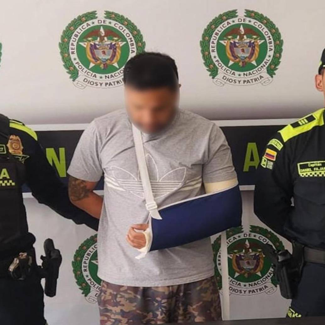 El detenido en medio de dos agentes de la Policía Metropolitana para la foto de reseña. FOTO: Cortesía Meval