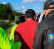 Uno de los capturados, conducido por los investigadores a la patrulla policial. FOTO: CORTESÍA DE POLICÍA.