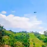 El helicóptero se disponía a recoger a unos policías que fueron atacados por integrantes de las disidencias cuando lo atacaron con el dron. FOTO: Captura de video