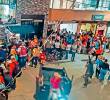 Las más de 2.000 personas están concentradas en el parque principal, a la espera de una solución para su retorno. FOTO <b>CORTESÍA</b>