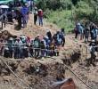 <span class=mln_uppercase_mln>Habitantes</span><b><span class=mln_uppercase_mln> de la zona se acercaron tras el fuerte estruendo después del deslizamiento en la mina. FOTO Cortesía Campi Noticias. </span></b>