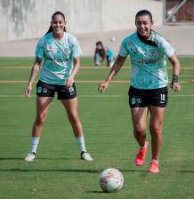 Marcela Restrepo y Yoreli Rincón en un entrenamiento de Atlético Nacional. FOTO ATLÉTICO NACIONAL FEMENINO 