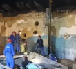 Muros derrumbados y escombros marcan la escena mientras continúan las labores de rescate en la planta. Imagen: captura de video.
