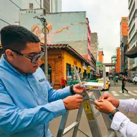 Sebastián Giraldo y Jorge Andrés Duque fueron los creadores de Lannet, la empresa de internet ideada en El Hueco para mejorar el servicio para los establecimientos comerciales de la zona. FOTO MANUEL SALDARRIAGA