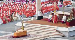 El funeral de Benedicto XVI fue presidido por el papa Francisco y quien lideró la eucaristía fue Giovanni Battista Re, el líder del colegio Cardenalicio. FOTO: EFE