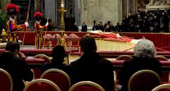 El papa Francisco fue el primero en asistir a la velación del cuerpo sin vida de Benedicto XVI en el Mater Ecclesiae . FOTO: EFE 
