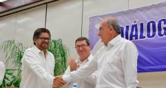 “Iván Márquez” y Humberto de la Calle (derecha) fueron los jefes negociadores de sus respectivas delegaciones durante las conversaciones en Cuba, en el gobierno de Juan Manuel Santos. FOTO: COLPRENSA..
