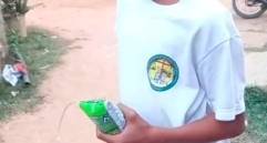 Los niños de varios colegios de Remedios se sorprendieron cuando de las bolsas de leche salía agua. IMAGEN CAPTADA DE VIDEO