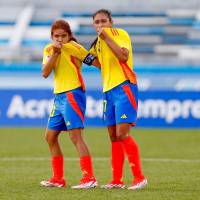 Gabriela Rodríguez (#10), celebra junto a Ana Milé González, uno de los dos tantos que la colombiana aportó en el triunfo 3-0 ante Bolivia. FOTO CORTESÍA FCF