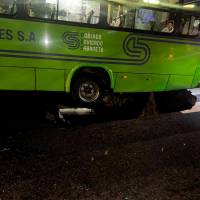 La socavación se abrió en la Avenida El Poblado, en el punto de cobertura de la quebrada La Presidenta. FOTO CAMILO SUÁREZ