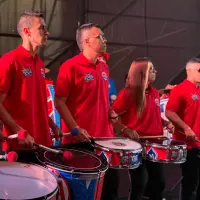Los miembros de La Murga del Indigente se unieron a la fiesta futbolera y musical que deleitó a los visitante de la Plaza Gardel. FOTO: Cortesía