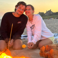 Millie Bobby Brown y Jake Bongiovi celebran la llegada de su primera hija, fruto de su reciente matrimonio. Imagen: Instagram @jakebongiovi. 