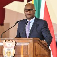 El embajador de Sudáfrica en Francia, Nkosinathi Emmanuel Mthethwa, en un discurso. FOTO: Tomada de X @PresidenciaZA