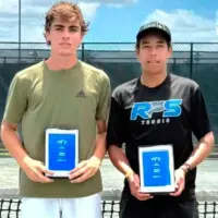 Los colombiano Pablo Robledo y Juan Miguel Bolívar con su trofeo como campeones en dobles del ITF J200 de Plantation en Estados Unidos. FOTO CORTESÍA FEDECOLTENIS
