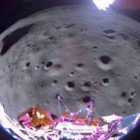 Esta fue la primera imagen de la Luna que entregó la nave tras el descenso al satélite. Foto: Europa Press