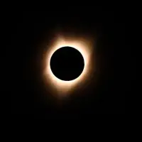 Los eclipses solares ocurren cuando la Luna se alinea entre la Tierra y el Sol, bloqueando su luz y permitiendo observar fenómenos únicos en el cielo. FOTO: AFP