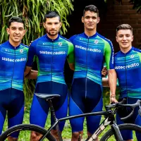 Sebastián Castaño, del equipo Sistecrédito (a la izquierda de la pantalla), es uno de los mejores escaladores del pelotón nacional de pedalismo. FOTO: JAIME PÉREZ