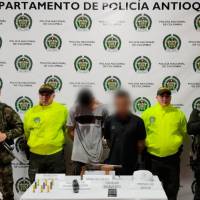 Los dos hombres fueron detenidos en inmediaciones de la vereda La Honda. FOTO: CORTESÍA POLICÍA ANTIOQUIA