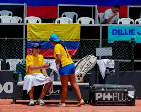 El capitán de Colombia, Alejandro González, dando unas indicaciones a Valentina Mediorreal, en la serie ante Venezuela. FOTO CORTESÍA 