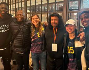 Las jugadoras de la Selección femenina compartieron en Londres con Dávison Sánchez, Faustino Asprilla, y René Higuita, entre otros. FOTO TOMADA@catperezj