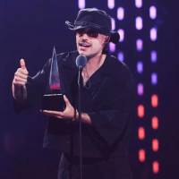 Feid al momento de recibir uno de los seis premios que ganó en la noche de los Latin American Music Awards. FOTO Captura de pantalla Univision.