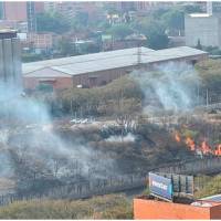 El incendio se desató este jueves en el municipio de Bello, en un lote cercano a los talleres del Metro de Medellín. FOTO: CORTESÍA DENUNCIAS ANTIOQUIA