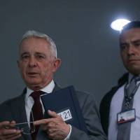 El expresidente Álvaro Uribe se defiende por presunta manipulación de testigos. Foto: Colprensa