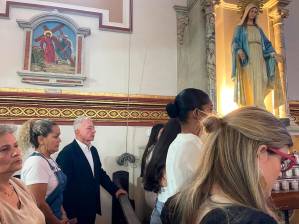 El expresidente Álvaro Uribe está este domingo, a pocas horas de que se conozca el veredicto en su caso, en el Centro de Medellín, donde asistió a una misa en la mañana. FOTO Manuel Saldarriaga