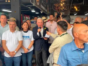 El expresidente hizo una intervención pública, en compañía de varios políticos antioqueños del Centro Democrático, militantes y ciudadanos que lo apoyan. FOTO Manuel Saldarriaga