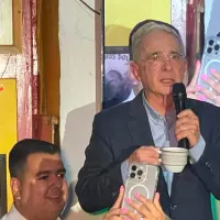 El expresidente Álvaro Uribe en la Tienda Tocayo, de Sabaneta. FOTO: Manuel Saldarriaga