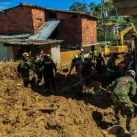 En Sabaneta avanzan en la remoción de la tierra que cayó en el sector El Hoyo. Se cumplen dos días de búsqueda de los desaparecidos. FOTO: MANUEL SALDARRIAGA