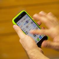 Descargue solo desde tiendas oficiales: evite instalar apps desde enlaces de WhatsApp, SMS o redes sociales. FOTO: Archivo EL COLOMBIANO, Carlos Velásquez