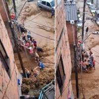 Un grupo de personas rescató a un hombre de la corriente en el barrio Manrique de Medellín. FOTOS: Capturas de video 