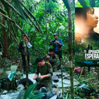 Esta fue una de las primeras imágenes que se compartieron desde las cuentas oficiales del gobierno cuando encontraron a los niños, al lado el póster del documental. FOTOS Cortesía