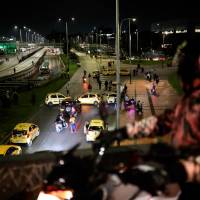 Esta semana los taxistas bloquearon en dos oportunidades las vías de acceso al aeropuerto el Dorado. FOTO: Colprensa