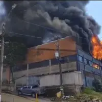 Bomberos de La Estrella atendieron un gran incendio en una empresa ubicada en la zona industrial del municipio. FOTO: Captura de video