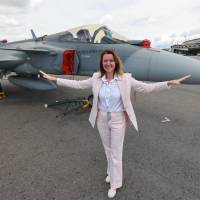 Adelante, la piloto de combate Anna Dellham. Atrás, el “caza” Gripen E de la Fuerza Aérea Brasilera. De estos aviones compraría Colombia a Suecia. FOTO Manuel Saldarriaga