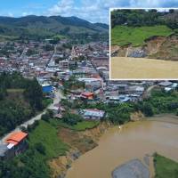 Adelante, la socavación ya casi afecta una de las vías de acceso. Atrás, toma aérea de la emergencia. FOTO: imagen tomada de redes