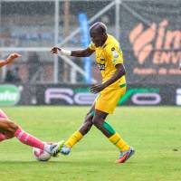 Con su triunfo a domicilio 1-2 ante Envigado, el Bucaramanga asumió el liderato de la Liga Beplay con 27 puntos. FOTO COLPRENSA 