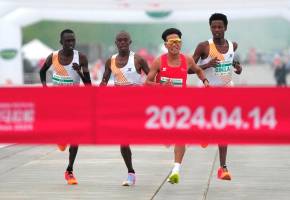 Los kenianos Robert Keter, Willy Mnangat, y el etíope Dejene Hailu, estaban al frente de la maratón antes de que el atleta chino tomara la ventaja. FOTO Tomada de ‘X’: @ProgresoHoy